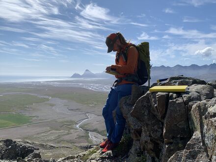 Robert Askew, jarðfræðingur á Náttúrufræðistofnun Íslands, við kortlagningu í Lóni sumarið 2023. Brunnhorn og Vestrahorn í baksýn.